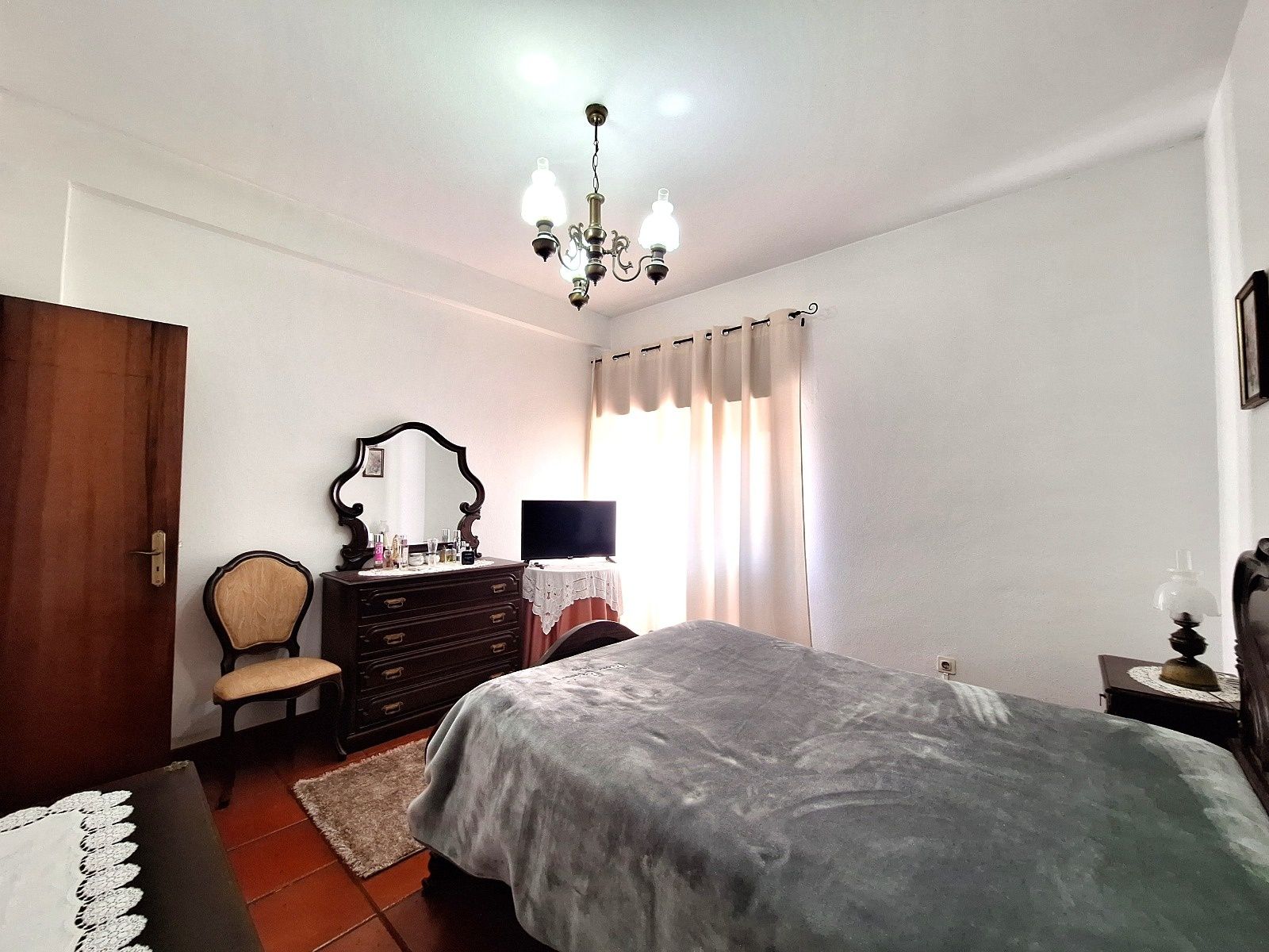Quarto com 2 mesinhas de cabeceira, cómoda, cadeira e cama . Mogno.
