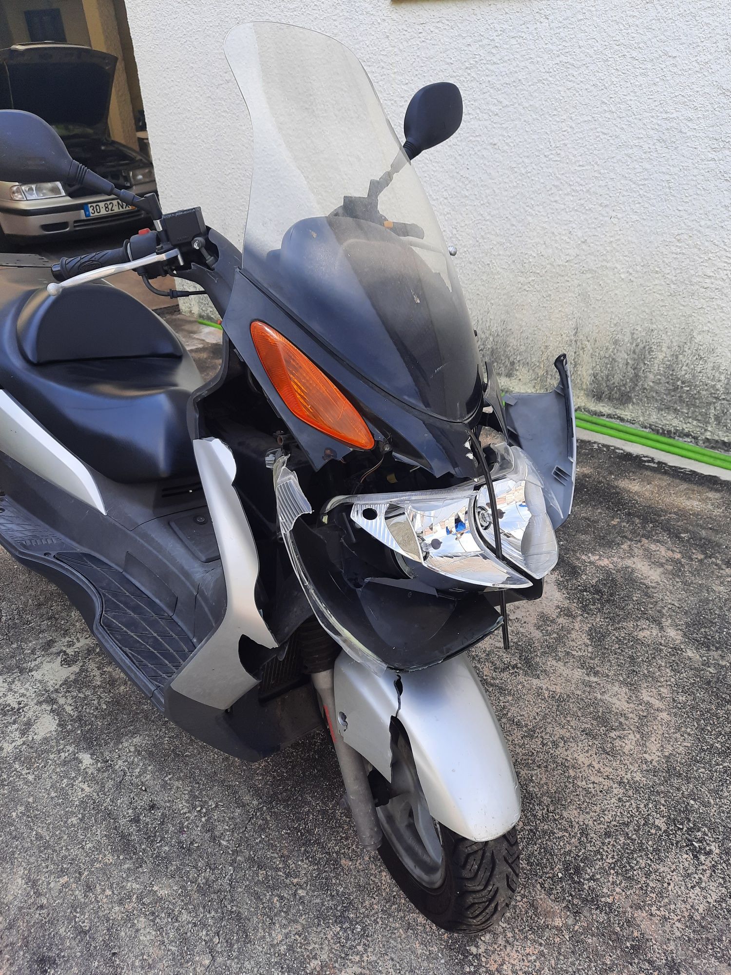 Vendo Suzuki Burgman (UH125) de 02/2003 inteira ou para peças