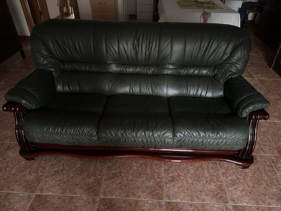 Sofas em couro genuino verde garrafa e madeira