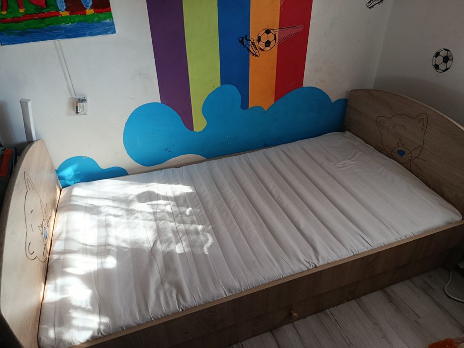 Łóżko 160x80 i komoda z szufladami z grawerowanym kotem