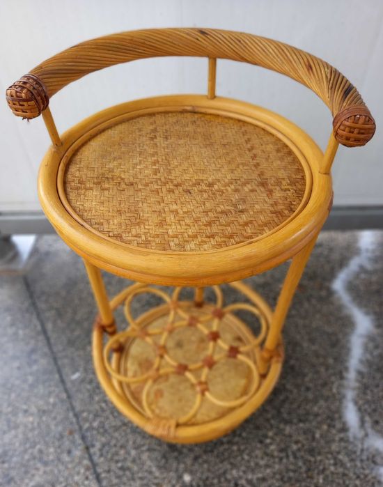 Mesa de apoio de sala, ou de jardim.