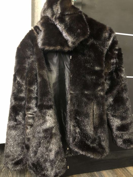 Шуба коротка з капюшоном на молнії