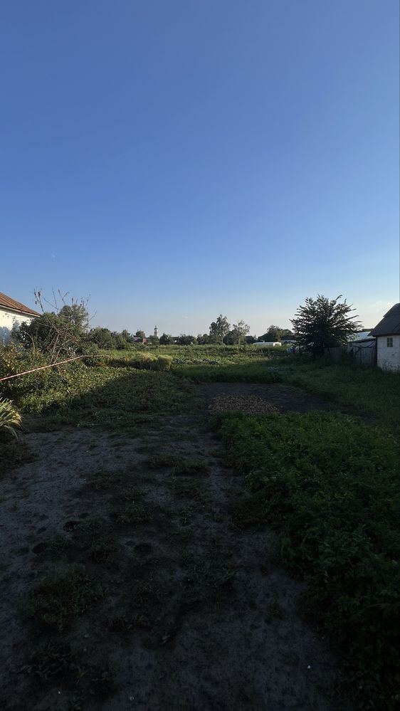 На асфальті в центрі села газ світло продаж ділянки під забудову