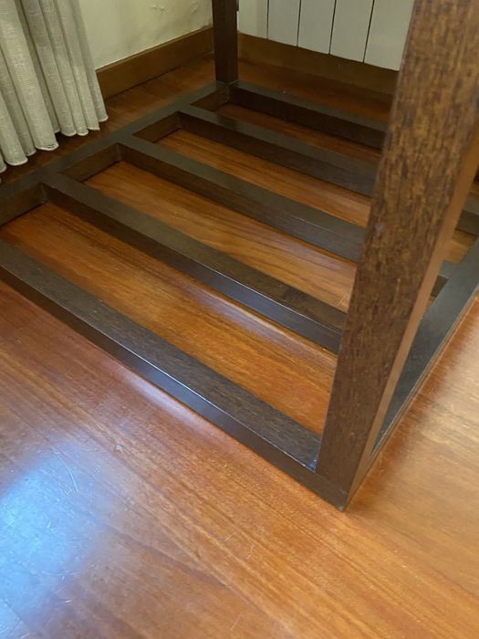 Mesa de apoio de madeira