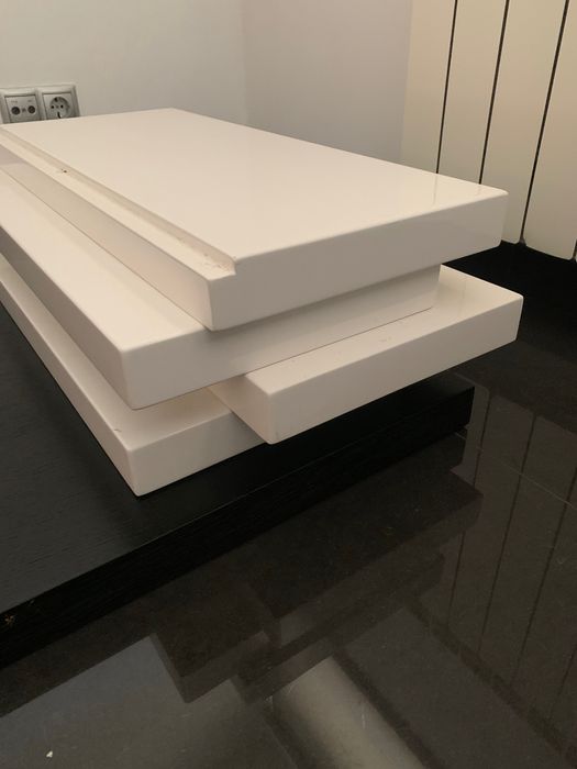 Mesa de centro preto e branco