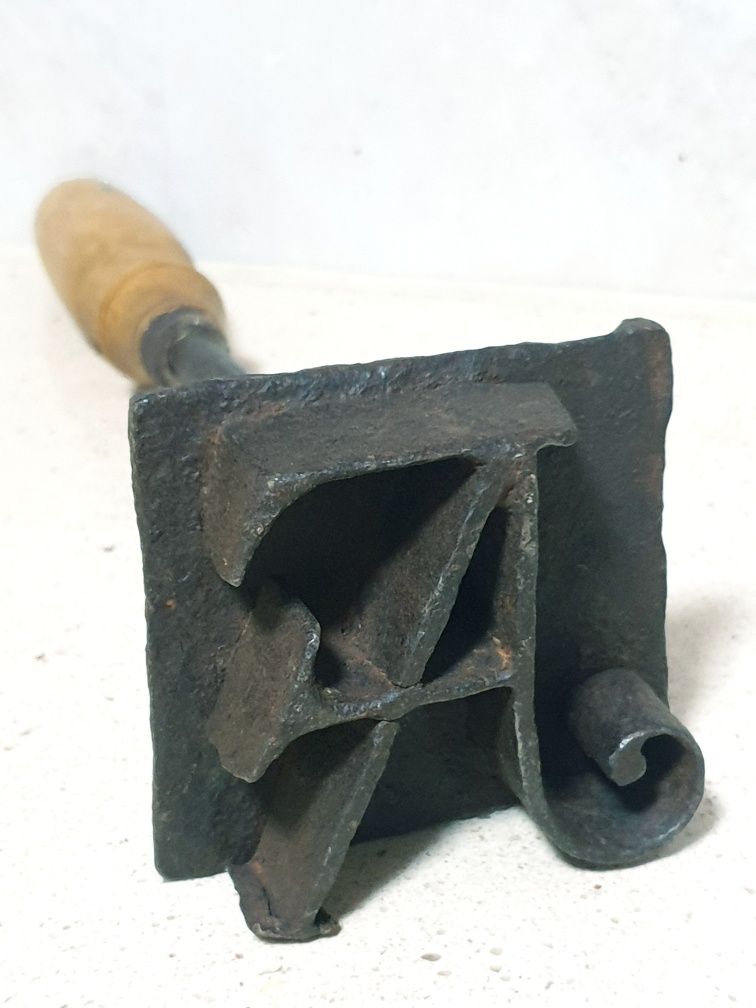 Antigo ferro de marcar gado com monogramas