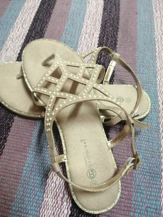 Sandália  rasa com pérolas