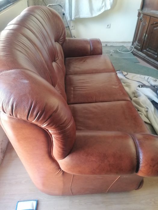 Sofá em pele genuína castanha.