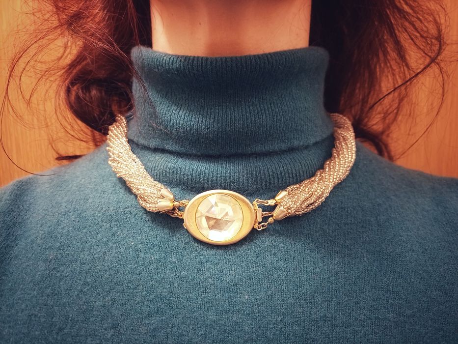 Belíssimo colar de missangas vintage, de tom cinza com pedra brilhante