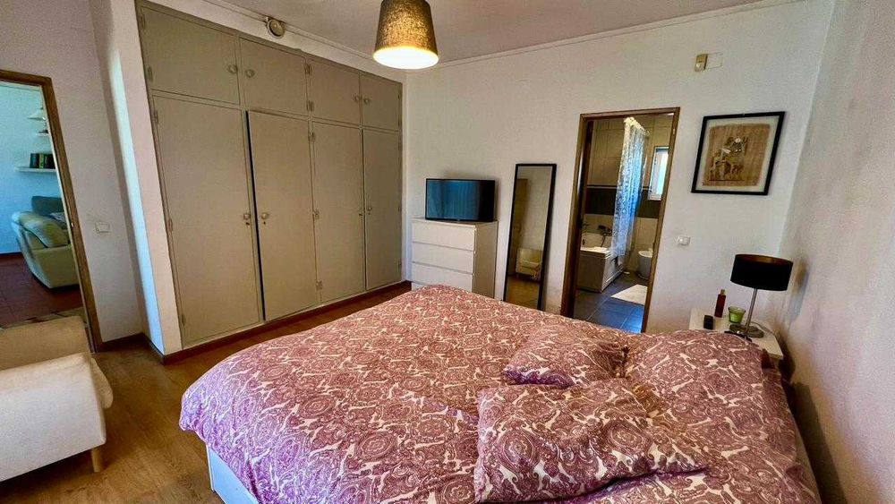Quarto muito espaçoso com Wc privativa numa moradia