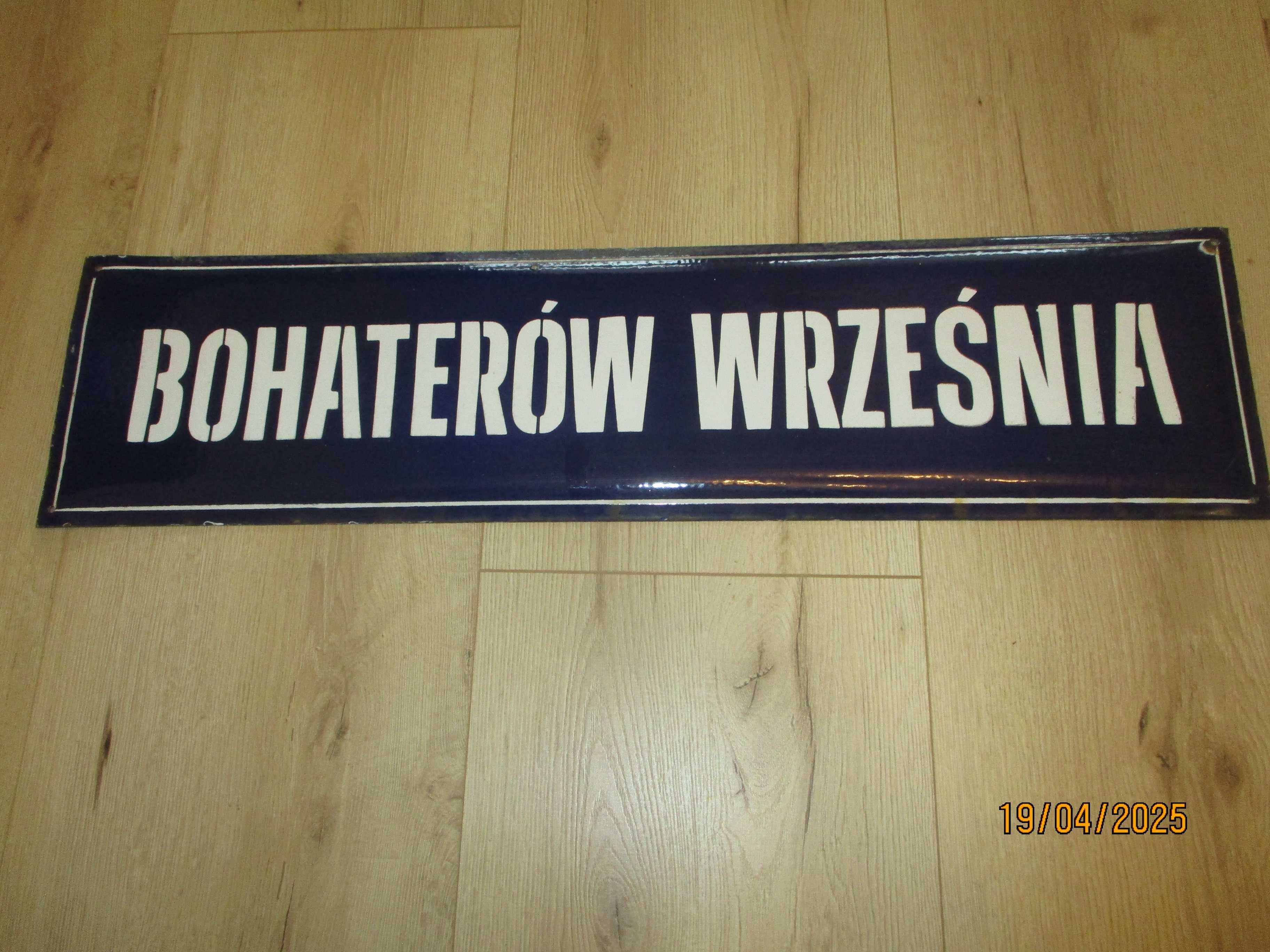 Stara emaliowana tablica z nazwą ulicy Bohaterów Września
