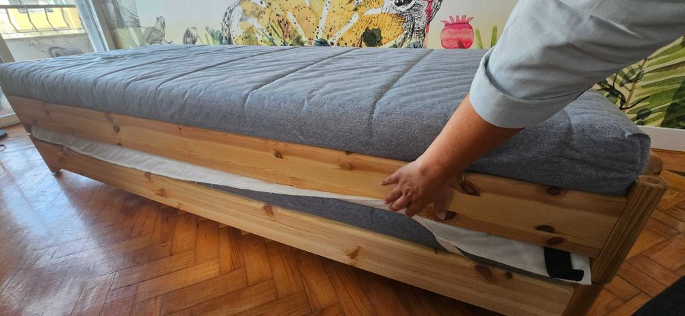 Cama Ikea solteiro dupla ou casal em pinho com colchão.
