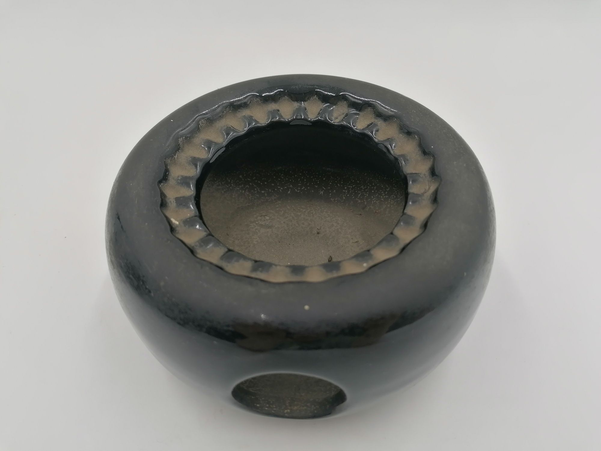 Ciekawa czarna ceramiczna ikebana