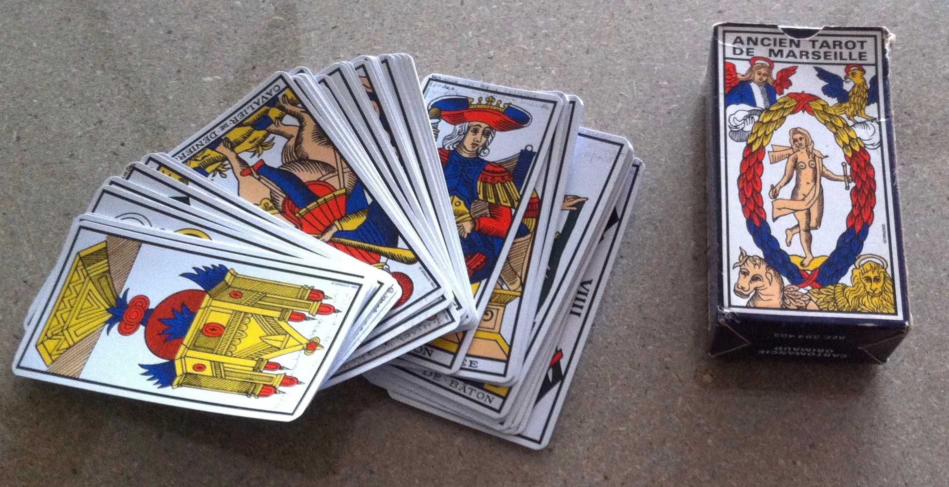 varios conjuntos de cartas de tarot