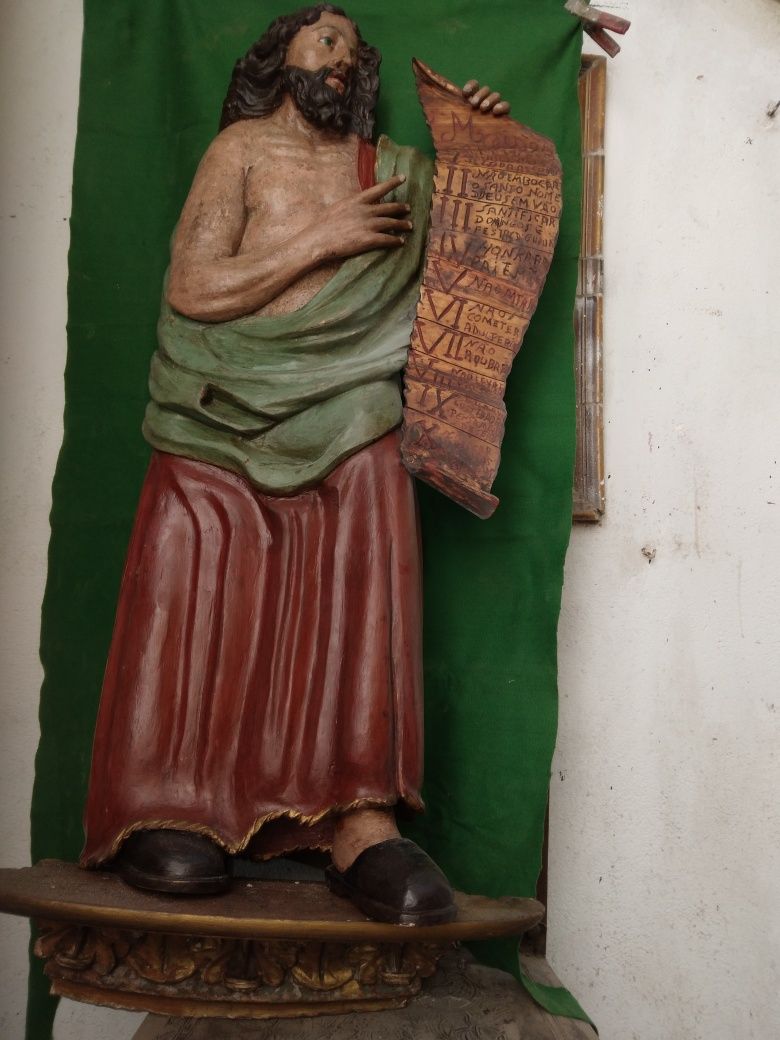 Imagem  do profeta  moises em retábulo séc  XVIII
