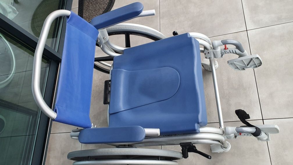 Cadeira de rodas poltrona Invacare e cadeira de banho sanitária