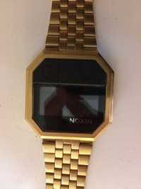 Relógio NIXON dourado