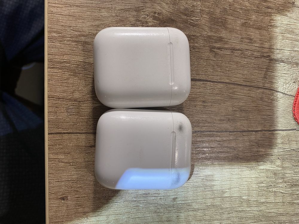 Продається 2 кейси airpods