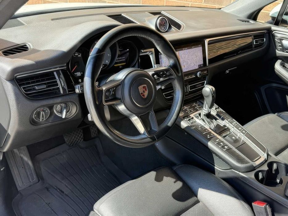 Porsche Macan S      2020