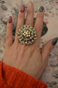 Duży pierścionek różowy kwiatuszki cyrkonie motyw kwiatowy
