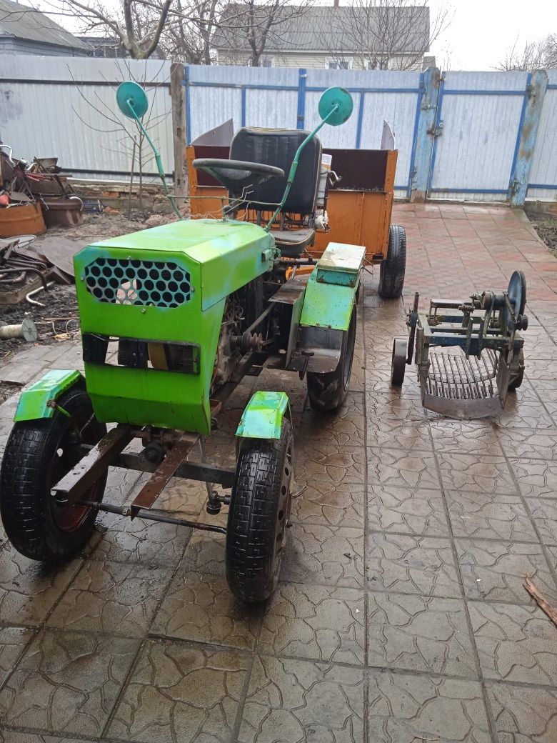 Мото трактор з причипом, ралом,картоплекопалкою та сажалкою