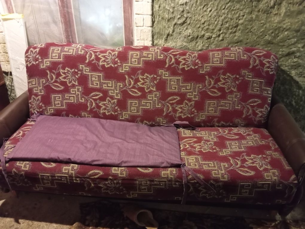 Продам диван два крісла та пуф .