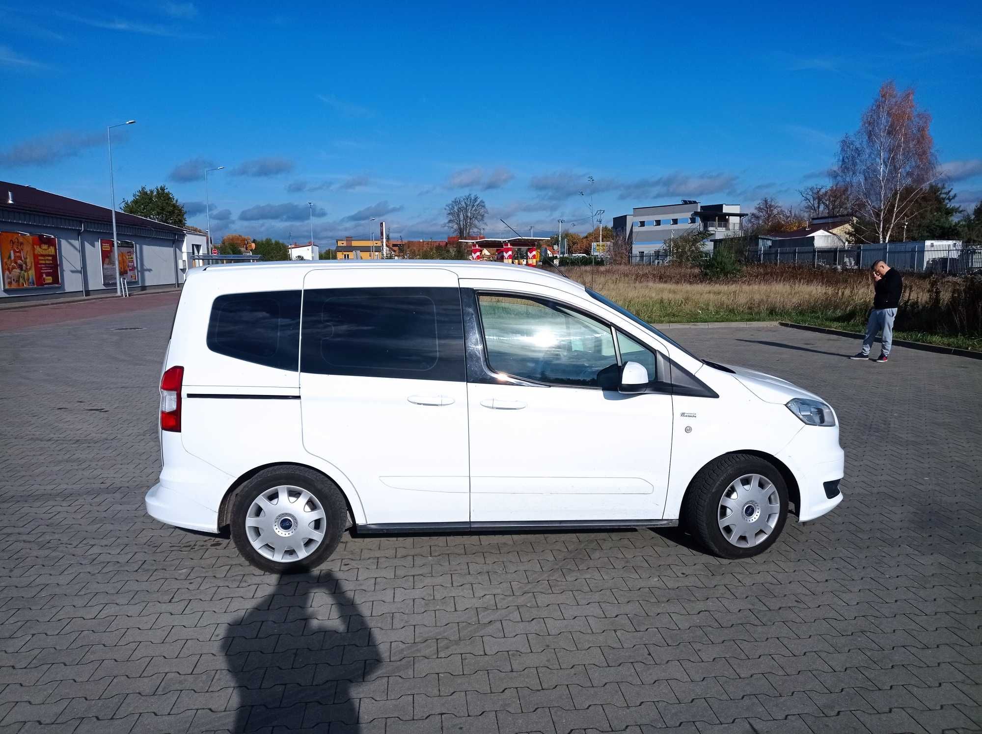 Ford Tourneo Courier 5 osobowy minivan 1.0 benzyna zarejestrowany w PL
