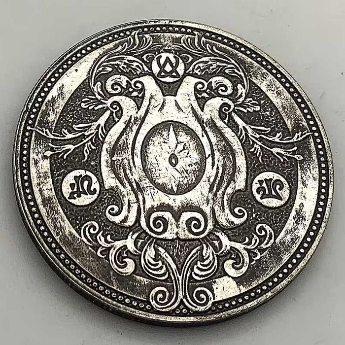 Памятная монета с орнаментами и рунами Викингов