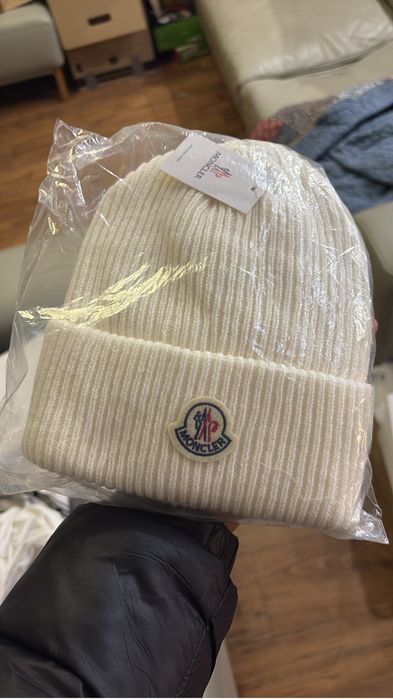 Czapka moncler nowa biała okazja