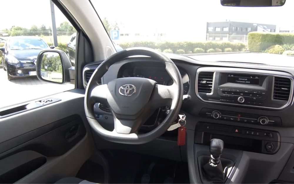 Wypożyczalnia samochodów transport wynajem busa toyota proace long