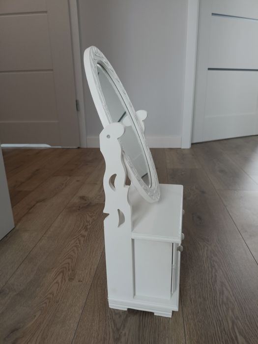 Mini toaletka z szufladami