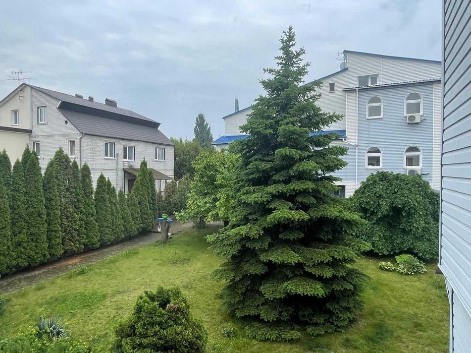 Продаж двох будинків 900 та 300 кв.м., фасад. Бортничі, Переяславська