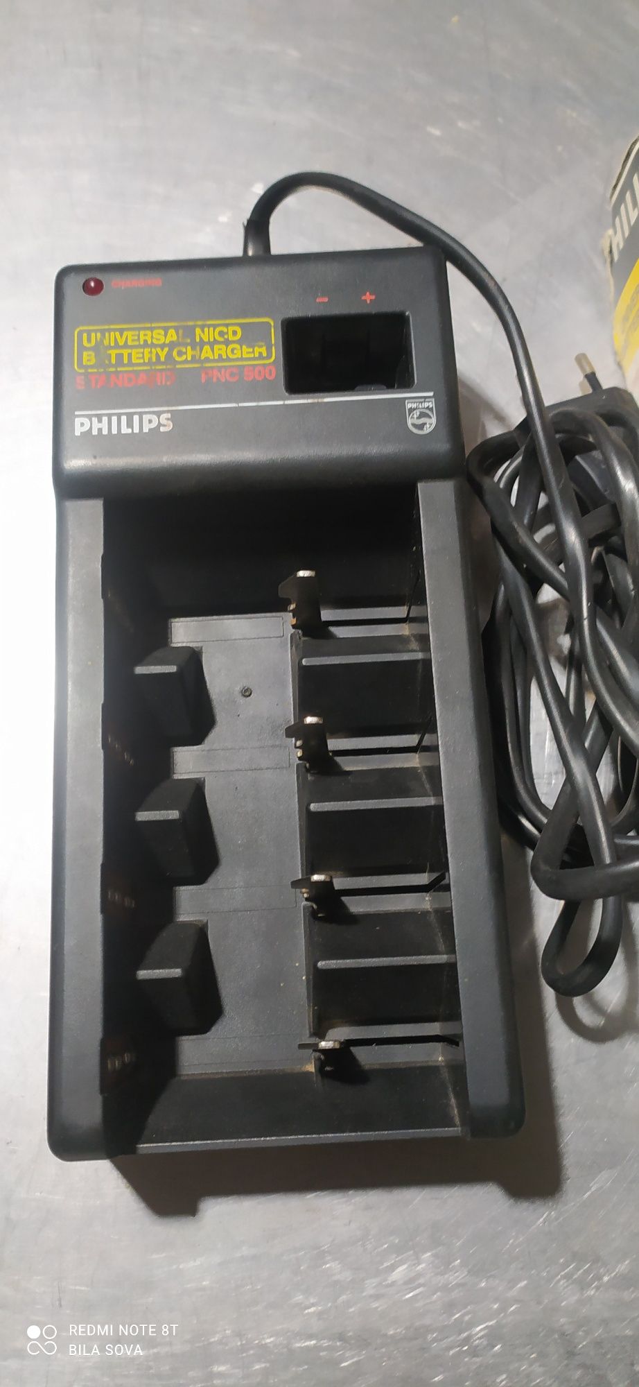 Зарядний пристрій Philips універсальний.
