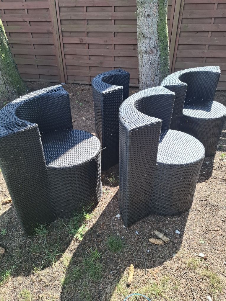 Foteliki typu rattan
