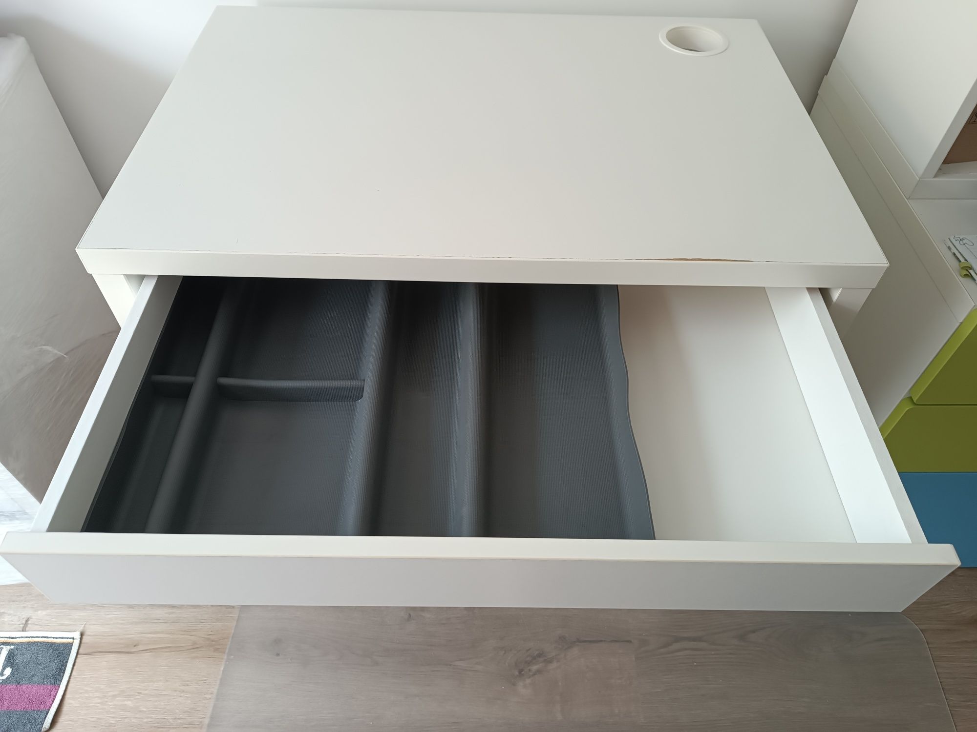 Secretaria branca (IKEA - MICKE) + separador para arrumação