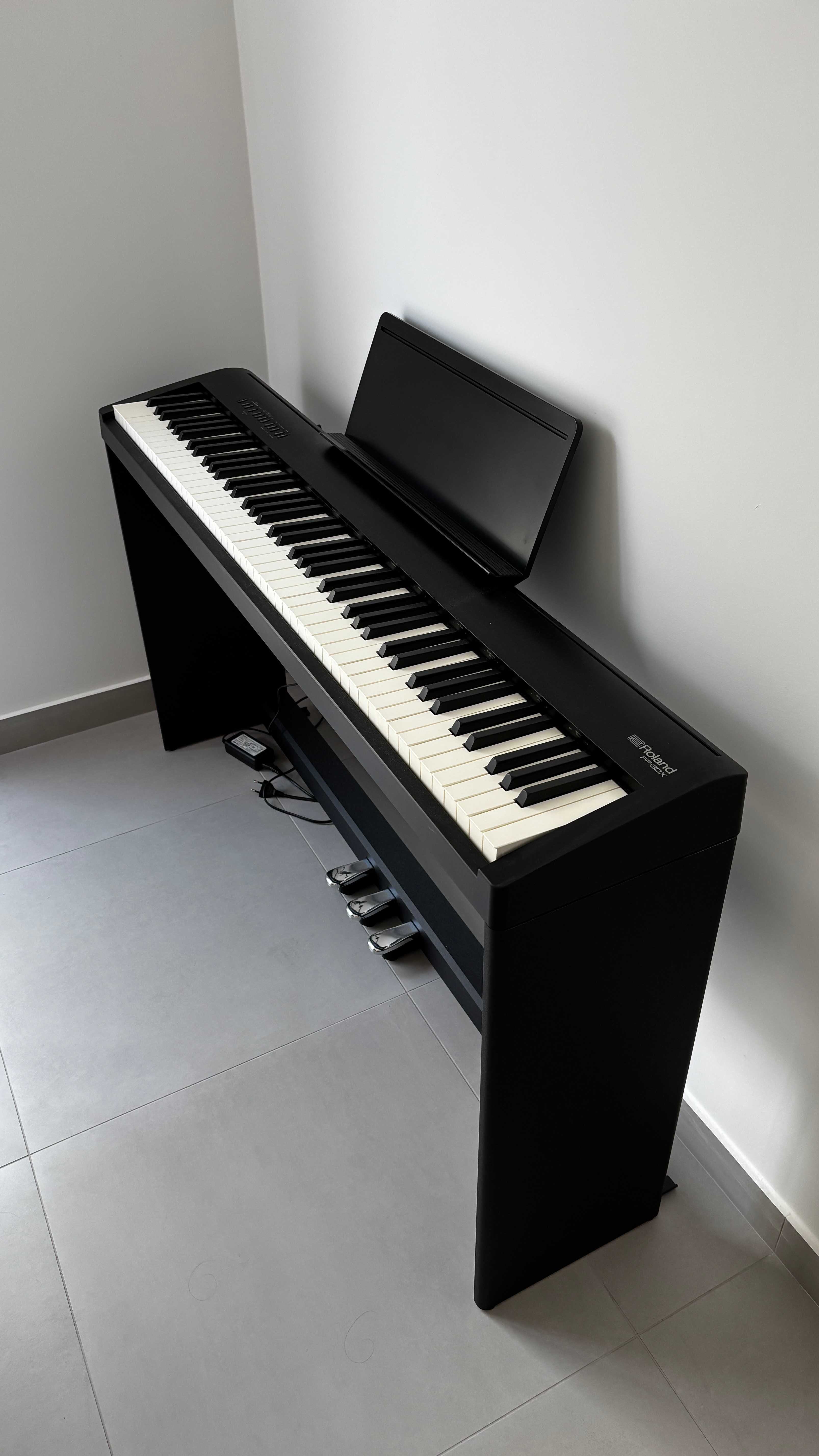 E-Piano Roland FP30X com suporte e pedais (1,5 anos)