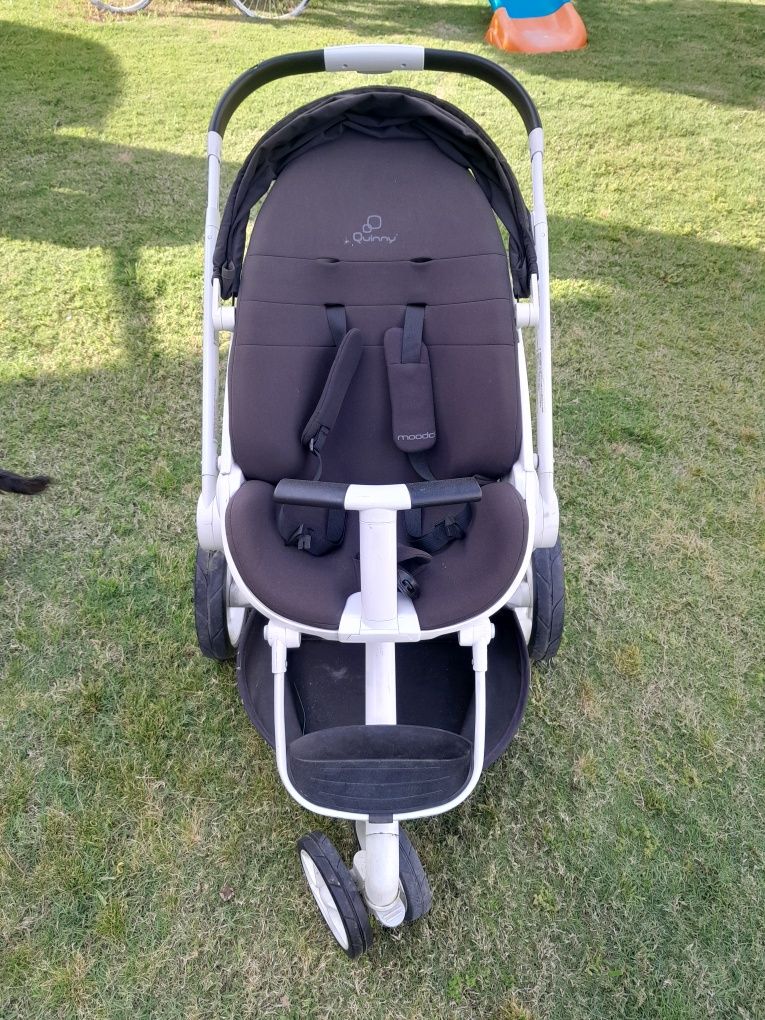 Carrinho de passeio quinny com ovo e acessórios