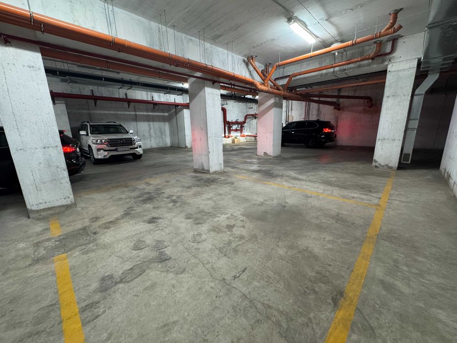 Паркомісце у підземному паркінгу в центрі міста