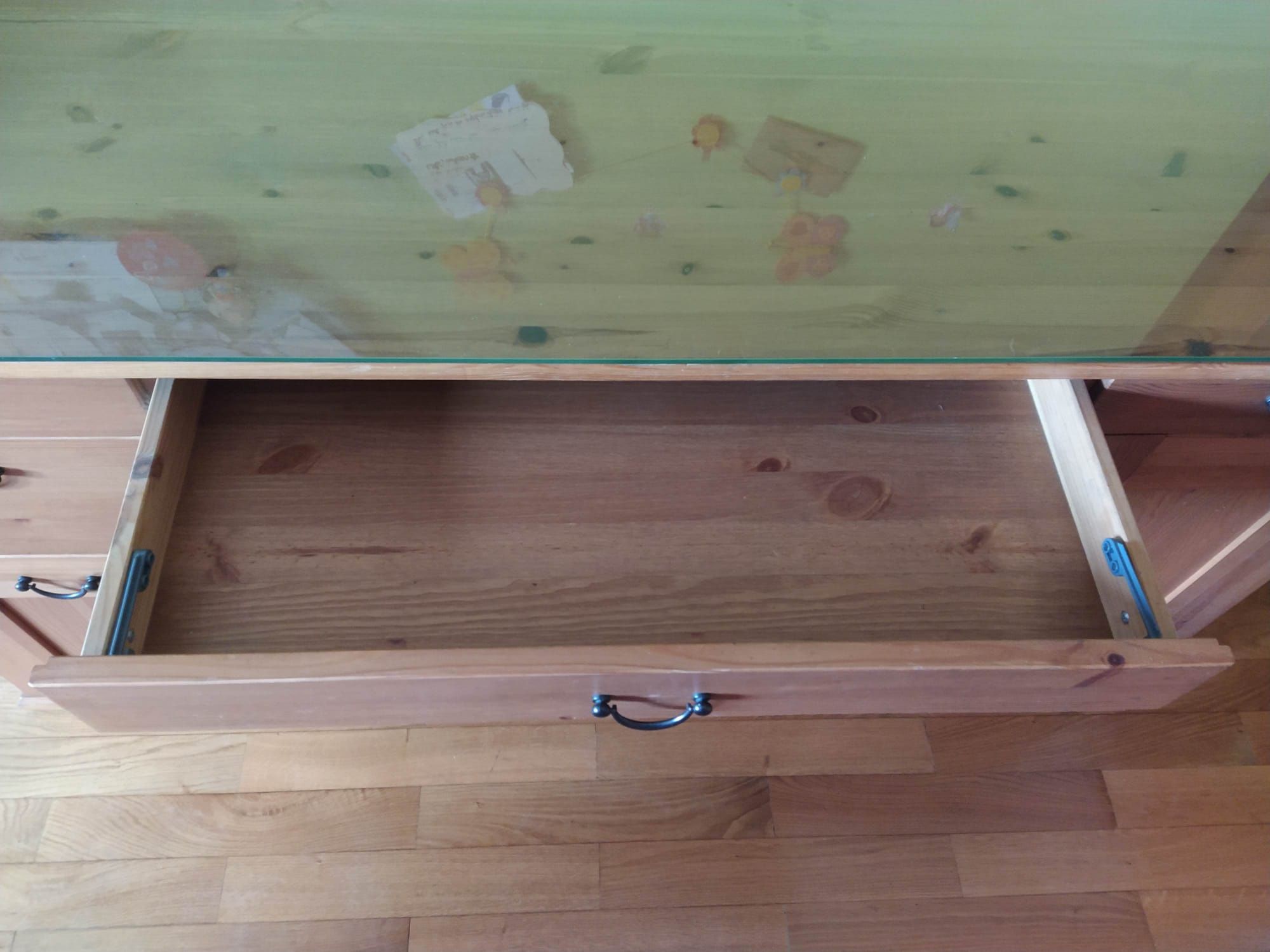 Secretaria de escritório em madeira e tampo de vidro da IKEA.