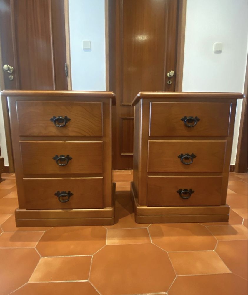 Quarto com mesas de cabeceira, em madeira, em bom estado