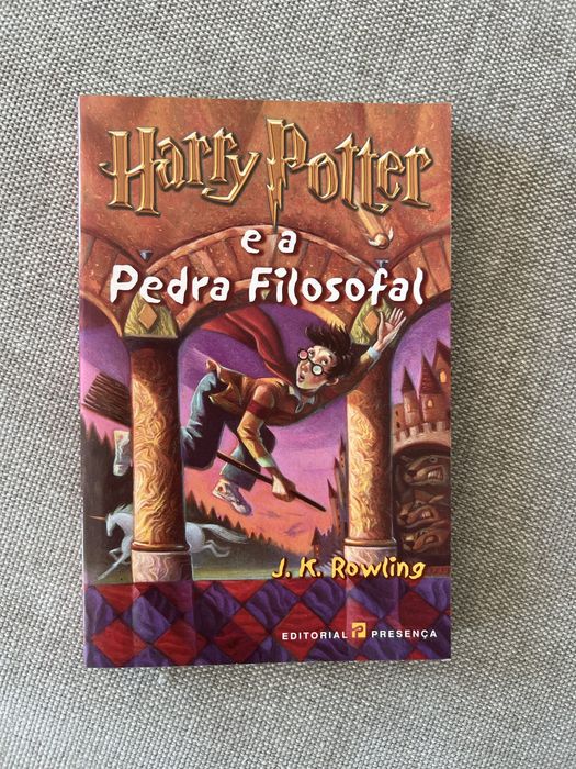 Livro juvenil Harry potter e a pedra filosofal, novo.