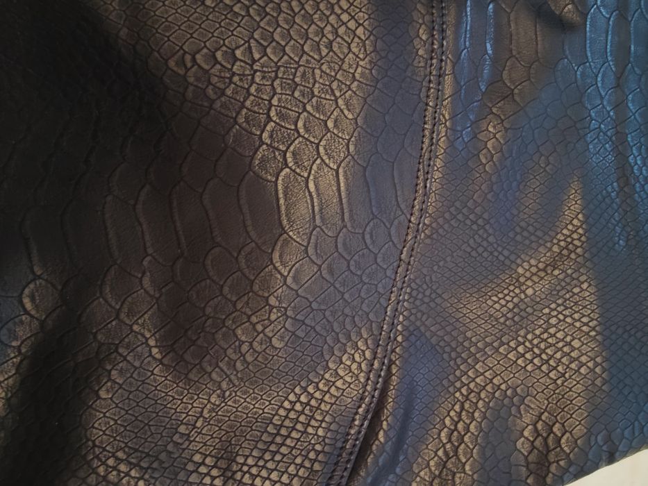 Legginsy na cienkim polarze z wężowej eko skóry.