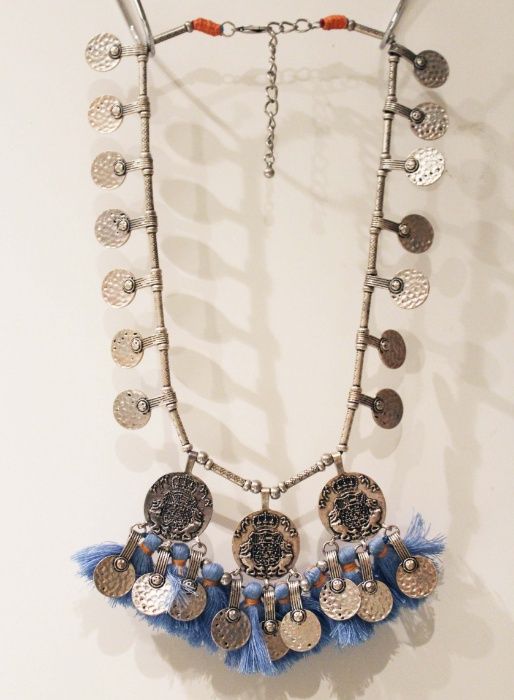 Colar prateado com borlas azuis