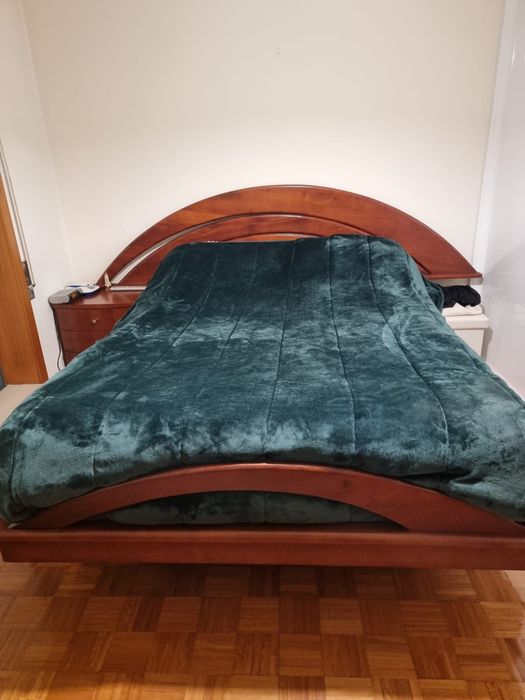 Cama de casal e mesinhas de cabeceira