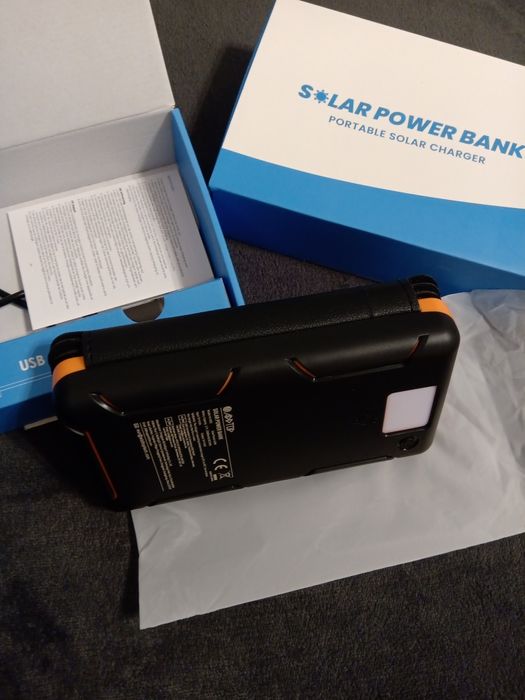 A ADDTOP Przenośny Solarny Powerbank 25000mAh, 4 Panele Słoneczne, 2 w