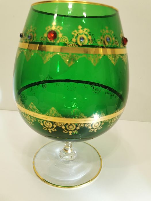 Boho. Szmaragdowe szkło, kielich bogato złocony.Antyk. 5L.
