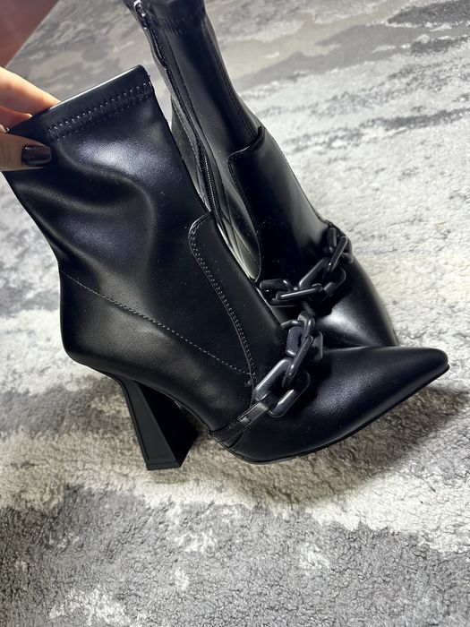 Ботильйони чорні на каблуку (нові)