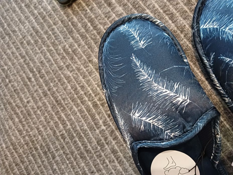 Nowa kapcie damskie w piórka 36/37