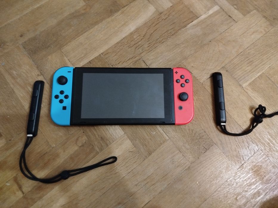 Nintendo Switch mało używany + case i dwie gry
