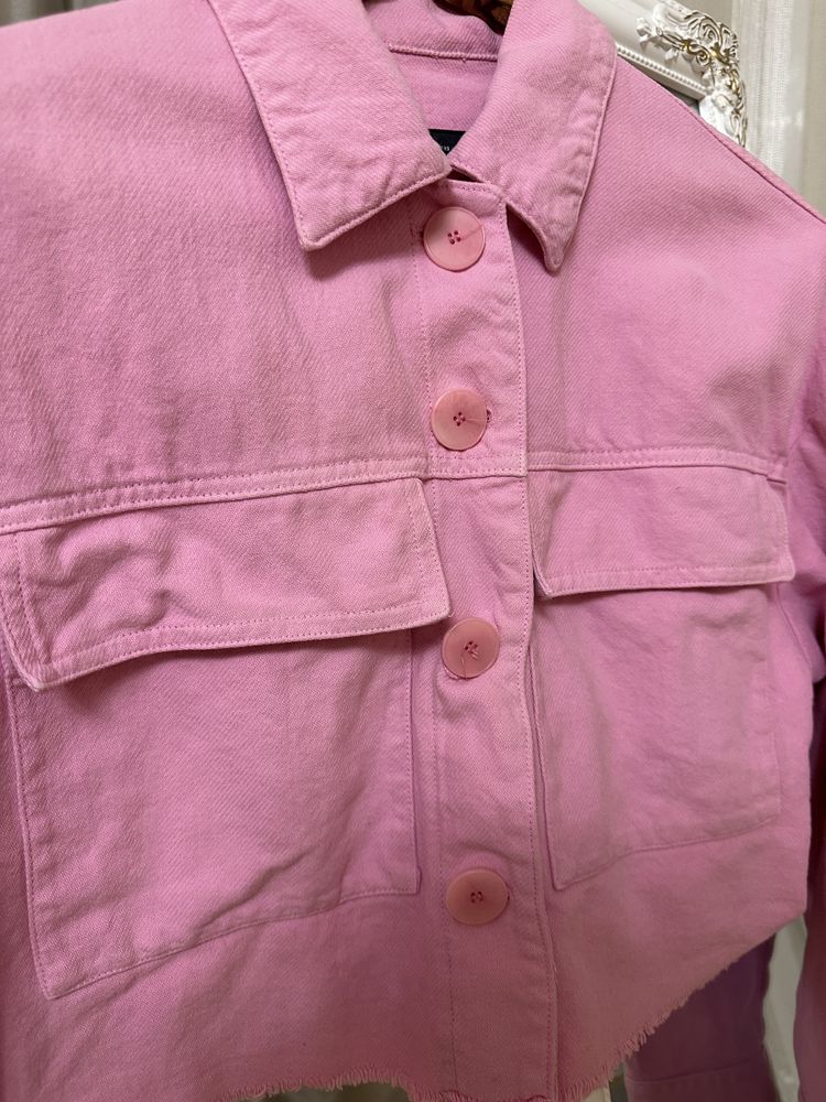 Розовая джинсовая куртка zara зара mango
